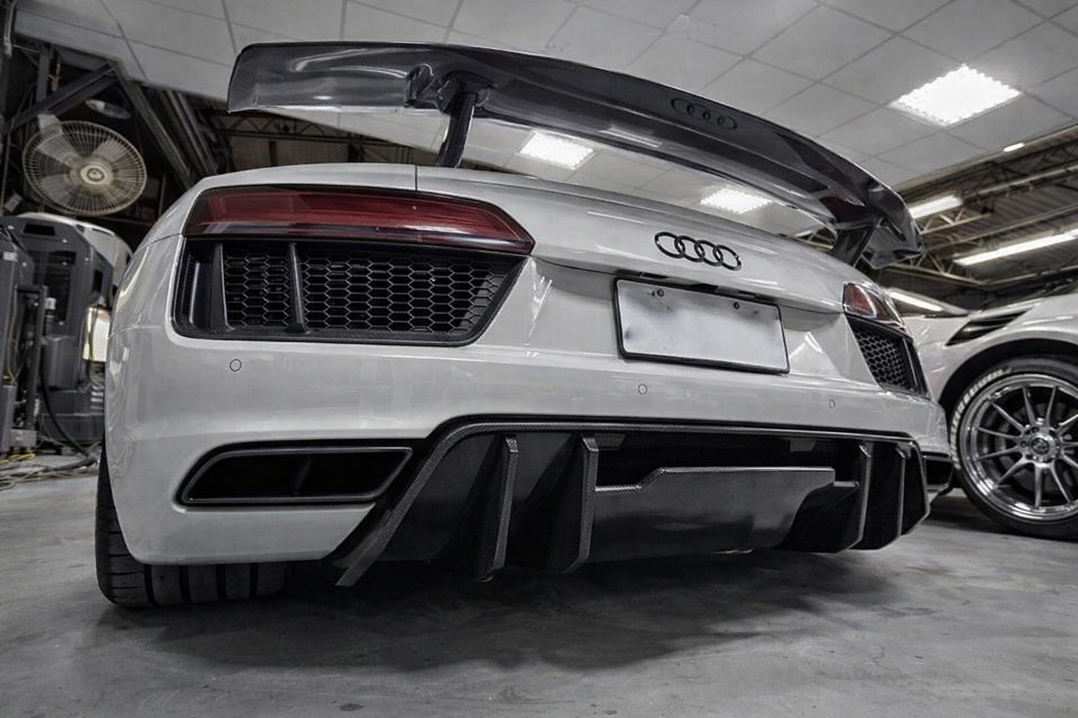 Vorsteiner Style Dry Carbon Fiber Rear Diffuser For Audi R8 2016-2019